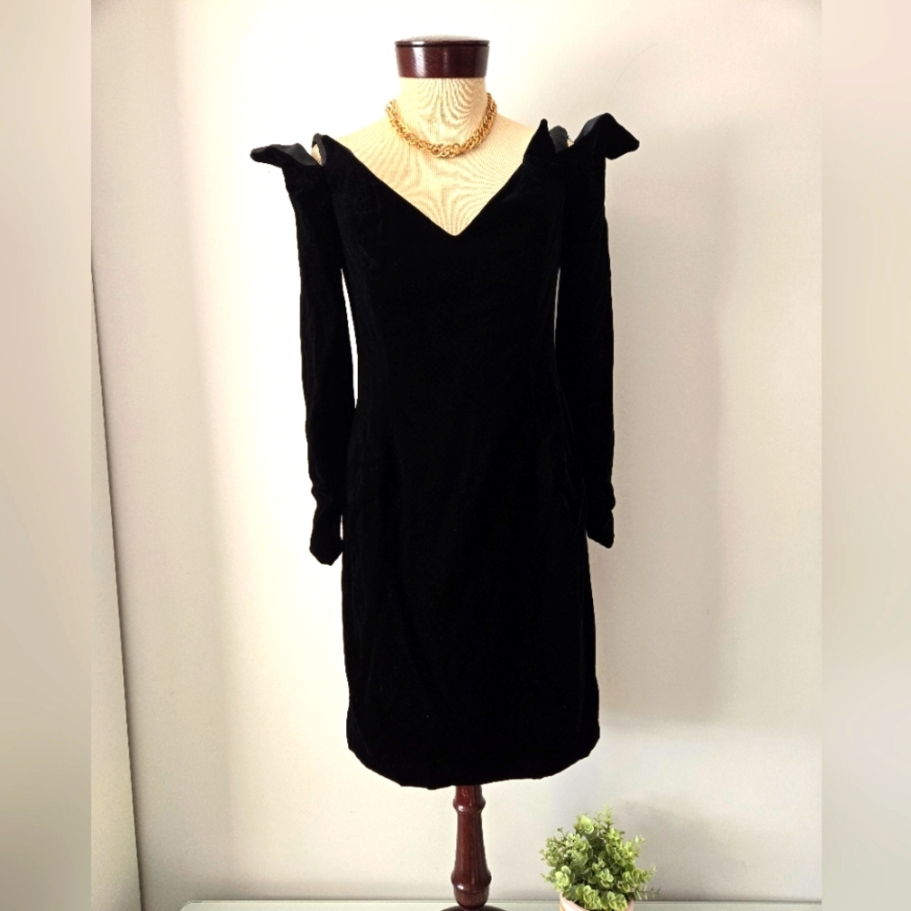 Victor Costa Vintage 80s  Black velvet Long Sleeve Sheath Dress. Size 8